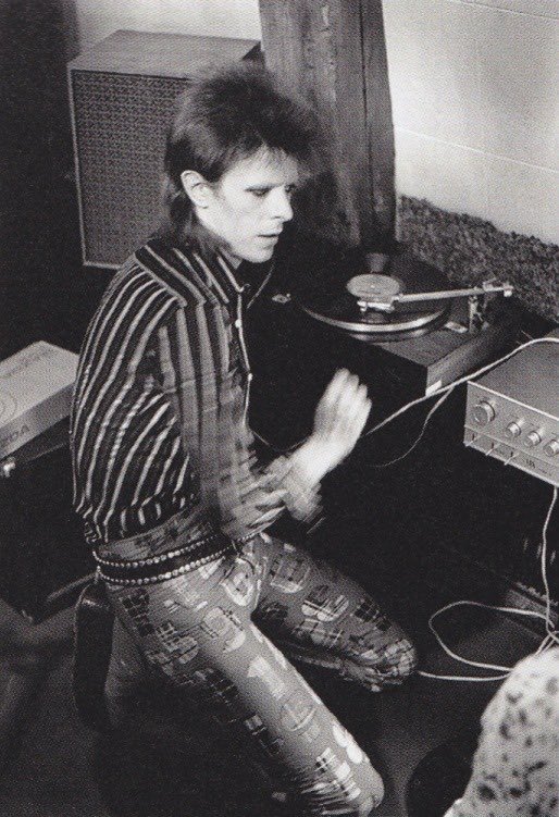 Home is where the record player is…🎵🎧
#BowieForever
#TurntableTuesday