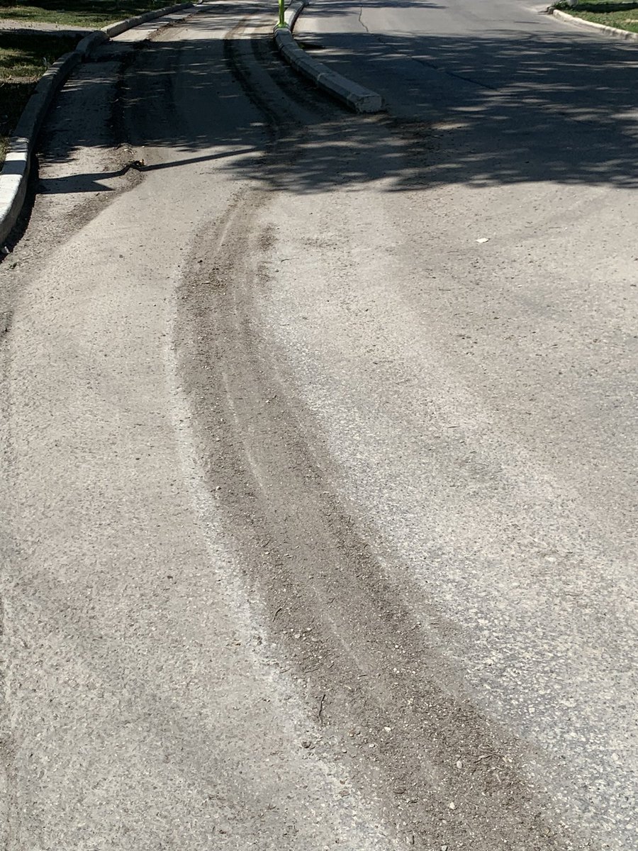 Irezicle's tweet photo. @cityofwinnipeg Please have the westminster to osborne bike lane recleaned. it’s way worse AFTER the cleaning than it was before. thx. https://t.co/WcLSRlKk0e