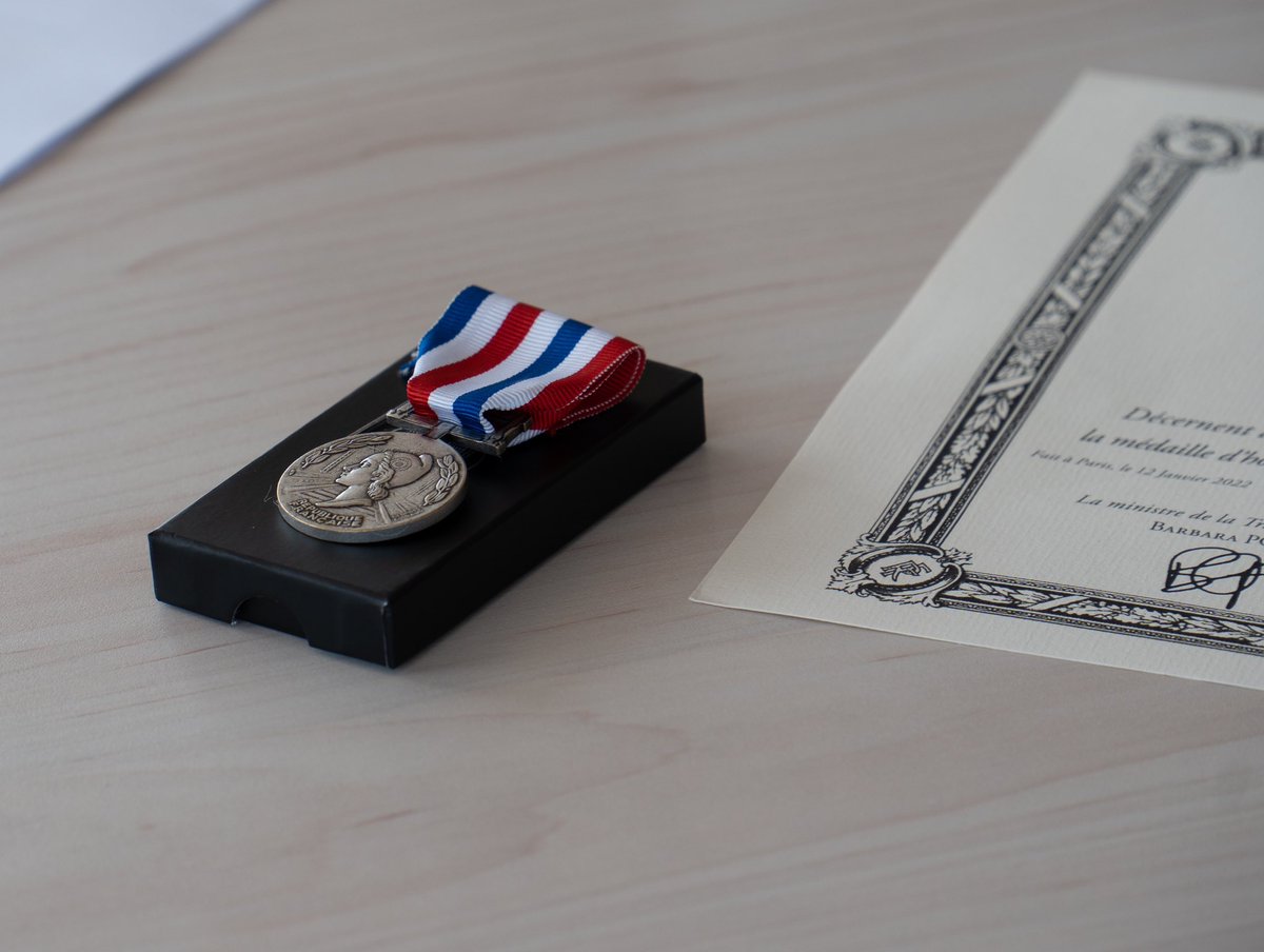 148 années cumulées d’engagement et de fidélité au <a href="/GroupeSNCF/">Groupe SNCF</a> ! Ravi de remettre avec @MEuverte ce matin les médailles du travail d’argent, de vermeil et d’or à nos 5 récipiendaires bretons ! Bravo pour ces beaux parcours 🙏