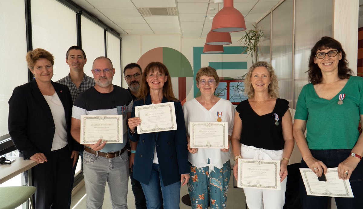LoBourdel's tweet photo. 148 années cumulées d’engagement et de fidélité au @GroupeSNCF ! Ravi de remettre avec @MEuverte ce matin les médailles du travail d’argent, de vermeil et d’or à nos 5 récipiendaires bretons ! Bravo pour ces beaux parcours 🙏 https://t.co/ORTbdfxEr4