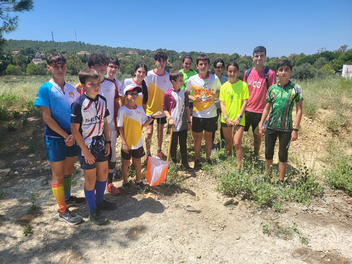 orientacionmur's tweet photo. La #orientacion sigue siendo parte de la solución en el cuidado del #medioambiente.💚
En su último entrenamiento, la selección murciana para el CESA 2023 plantó el olivo🌳recibido como obsequio junto al premio de la FEDO por su participación en el proyecto #GreenSportFlag.🙌 https://t.co/yPmXfYv189