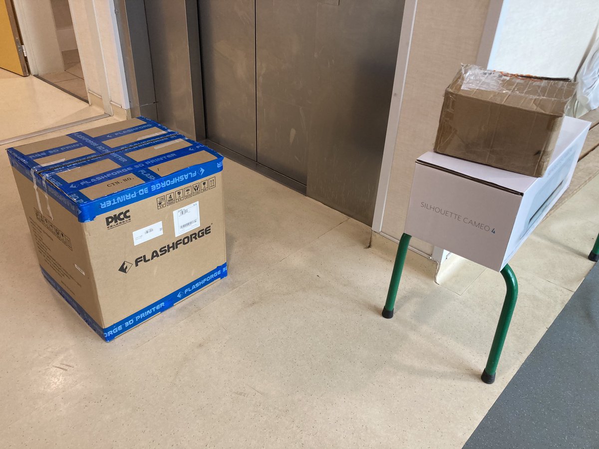 RossignolLorene's tweet image. Bye bye le #fablabalecole @canope_78 @universcience 
Je pars pour d’autres aventures. Je continuerai l’aventure avec des enfants au SQYLab le mercredi.