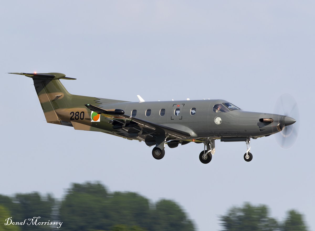 On finals @ShannonAirport on a sunny evening @IrishAirCorps PC-12 280 in 100th Anniversary Scheme.
#avgeek #aviation #irishaircorps #pilatus #prop #ShannonAirport #planespotting #airtravel #Ireland