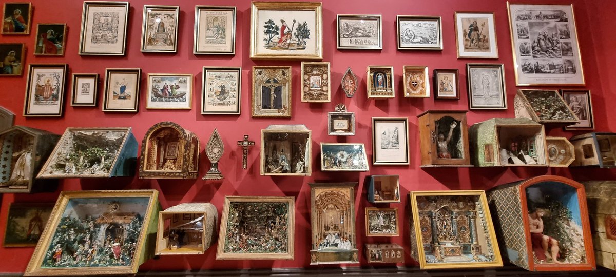 Le <a href="/MuseonArlaten/">Museon Arlaten</a>, créé en 1898 par le poète #FrédéricMistral, présente une magnifique collection ethnographique de la Provence rhodanienne, dans l'hôtel de Laval du XVIe s. à #Arles, avec cet ostensoir de sel sur âme de bois, ces cigales décoratives, ces ex-voto et ces crèches