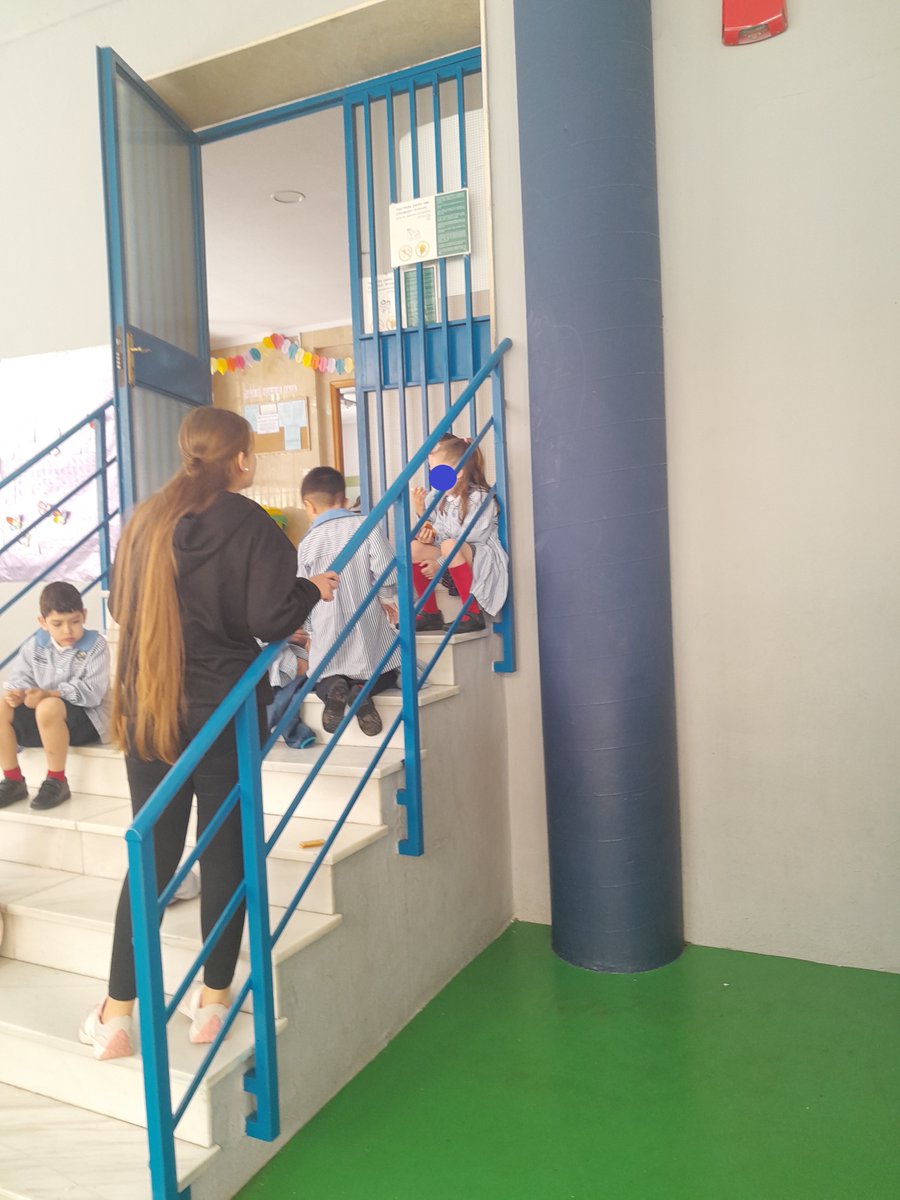 gitanos_org_elx's tweet photo. Dos alumnas de #Kumpania Elche se acercaron  al mundo laboral. Rocío, ha demostrado sus dotes como seño de infantil; y Carolina, ha conocido cómo trabaja una psicóloga en un cole. Esta acción de #Mentoring ha sido posible gracias a @cclopedevega 
#gitanasconestudios
@gvainclusio https://t.co/DPNAbMGzsH