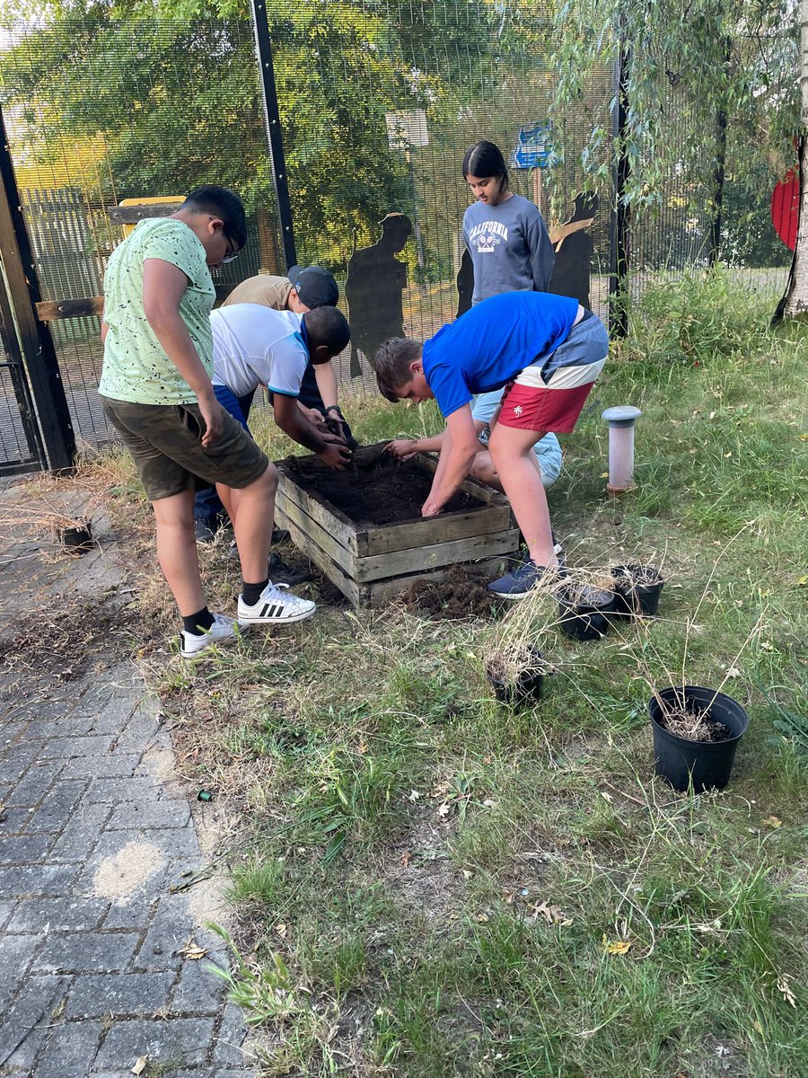 The sun is out and so are our cadets! Some are doing a spot of gardening and playing games, while others are out on the lake.  If your child would like to join in the adventures, get in touch through our website: sea-cadets.org/woking🫡
#wokingseacadets #seacadetsuk #seacadets