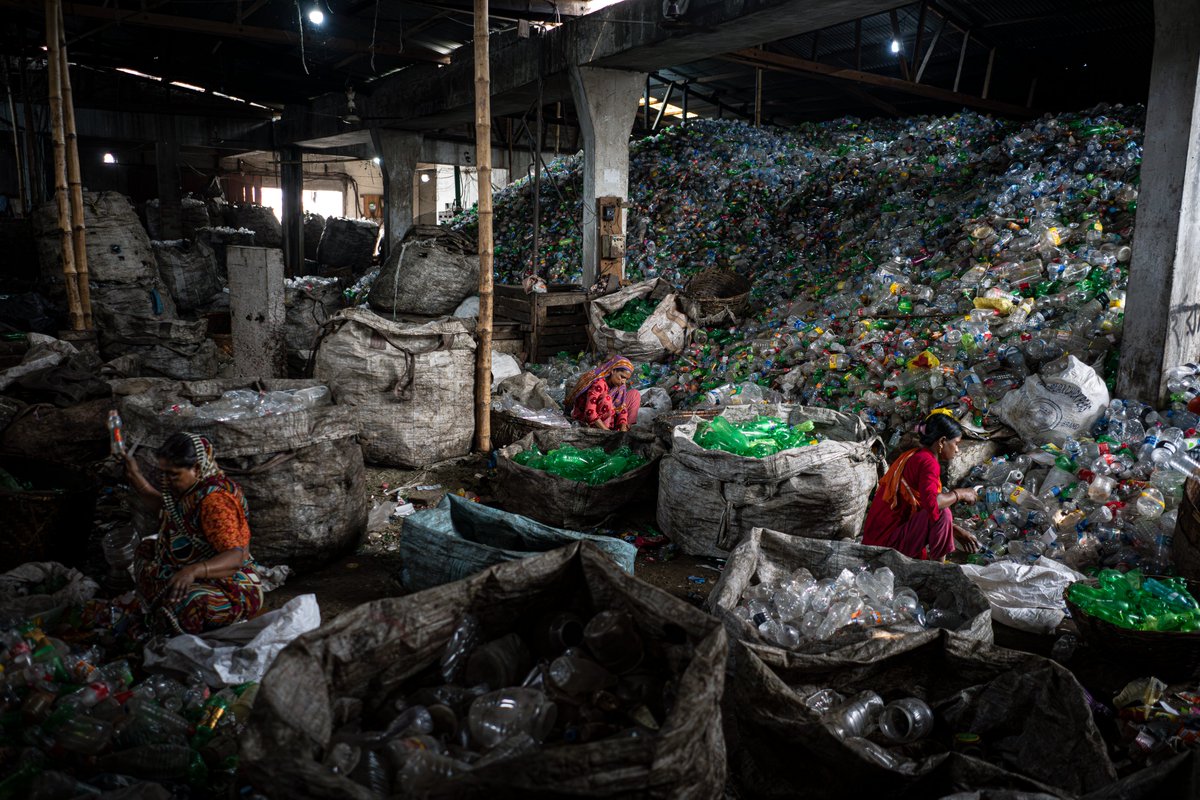 irenevilacap's tweet photo. Unes 10.000 tones de residus es generen cada dia a Dhaka, capital de Bangladesh. Menys de la meitat es recol·lecten formalment, i un 15% són reciclats pels recol·lectors informals, majoritàriament dones i nens migrants de les zones rurals.  

Un reportatge amb @PaudelaCalle1 https://t.co/6K5dZllZ0A