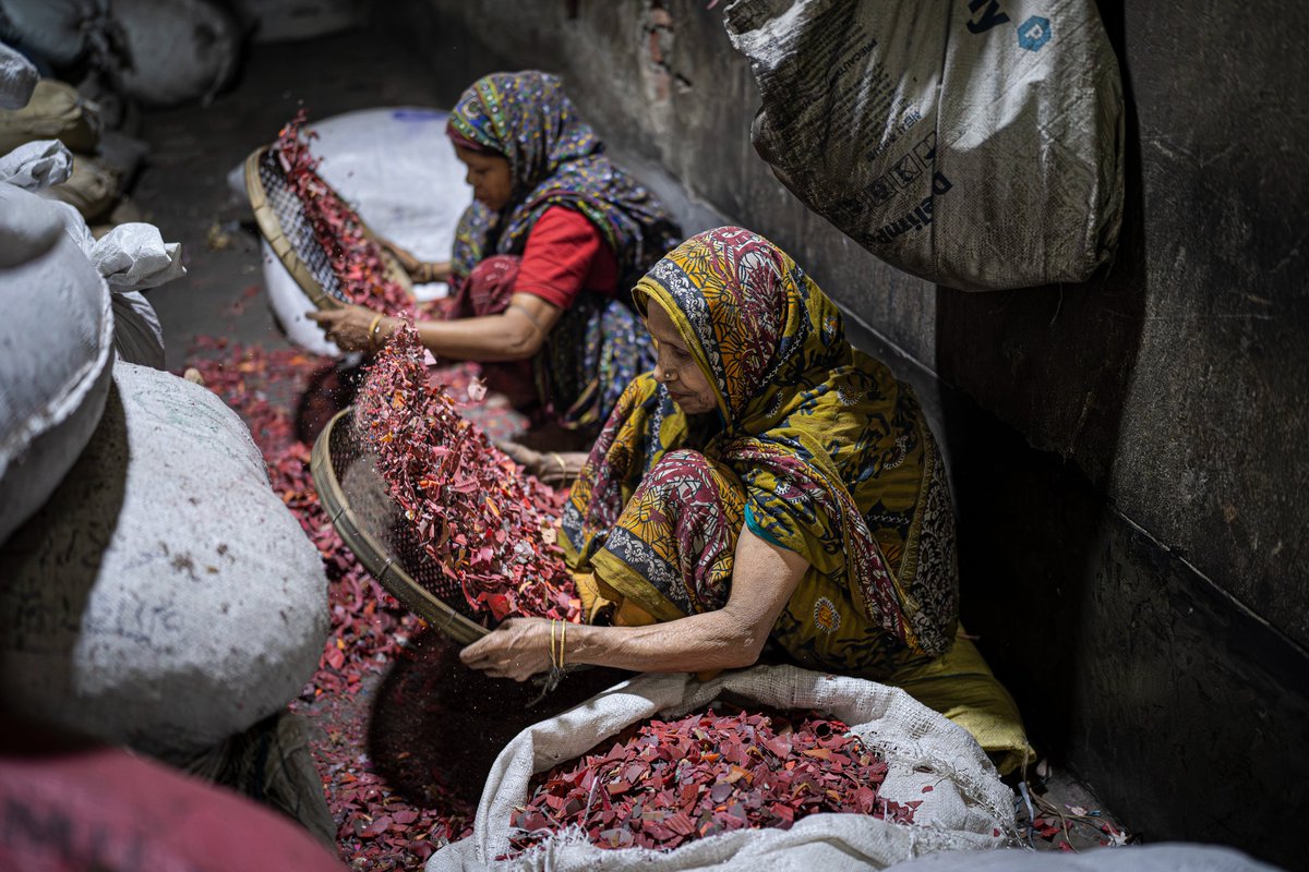 irenevilacap's tweet photo. Unes 10.000 tones de residus es generen cada dia a Dhaka, capital de Bangladesh. Menys de la meitat es recol·lecten formalment, i un 15% són reciclats pels recol·lectors informals, majoritàriament dones i nens migrants de les zones rurals.  

Un reportatge amb @PaudelaCalle1 https://t.co/6K5dZllZ0A