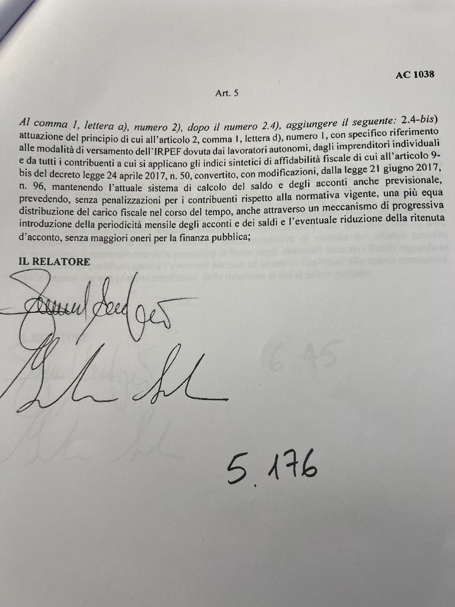 marattin's tweet photo. Quello a sinistra è un emendamento alla delega fiscale presentato un mese fa dal gruppo @ItaliaViva+@Azione_it: riguarda l’abolizione del meccanismo saldo-acconto per i lavoratori autonomi. Che il governo e la maggioranza potrebbero approvare, se condiviso. 

Quello a destra è l’emendamento del Relatore presentato oggi dalla maggioranza, sempre alla delega fiscale.

Sono assolutamente identici in ogni parola.

In tanti anni di storia parlamentare della Repubblica, a memoria d’uomo è la prima volta che capita.

Ps. Per i non-addetti ai lavori. Quello che è successo è che pur non di dare soddisfazione all’opposizione di approvare un loro emendamento, la maggioranza fa un copia e incolla e lo presenta come suo. Tecnicamente si chiama plagio.