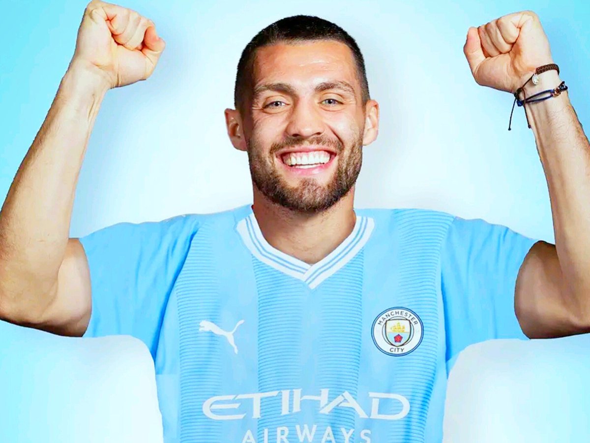 Jour_amby8's tweet image. 🚨 || EXCLUSIVE: #ManCity have submitted a written bid of £25M to Chelsea for Mateo Kovacic. 🇭🇷🔵 #mancity 

📜 A deal on buying Mateo Kovacic is almost complete. He'll be a part of the club. 

✍️ Before the end of the week, the transfer should be done.

#amby #joão_amby