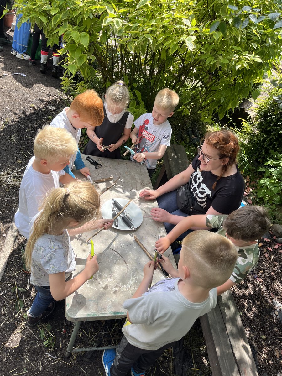 Primary 1/2 loved their visit to the Methilhill Community Garden yesterday and enjoyed opportunities to whittle, plant and make their very own juice 🌳🌺🍋🌻☀️ #MCCI