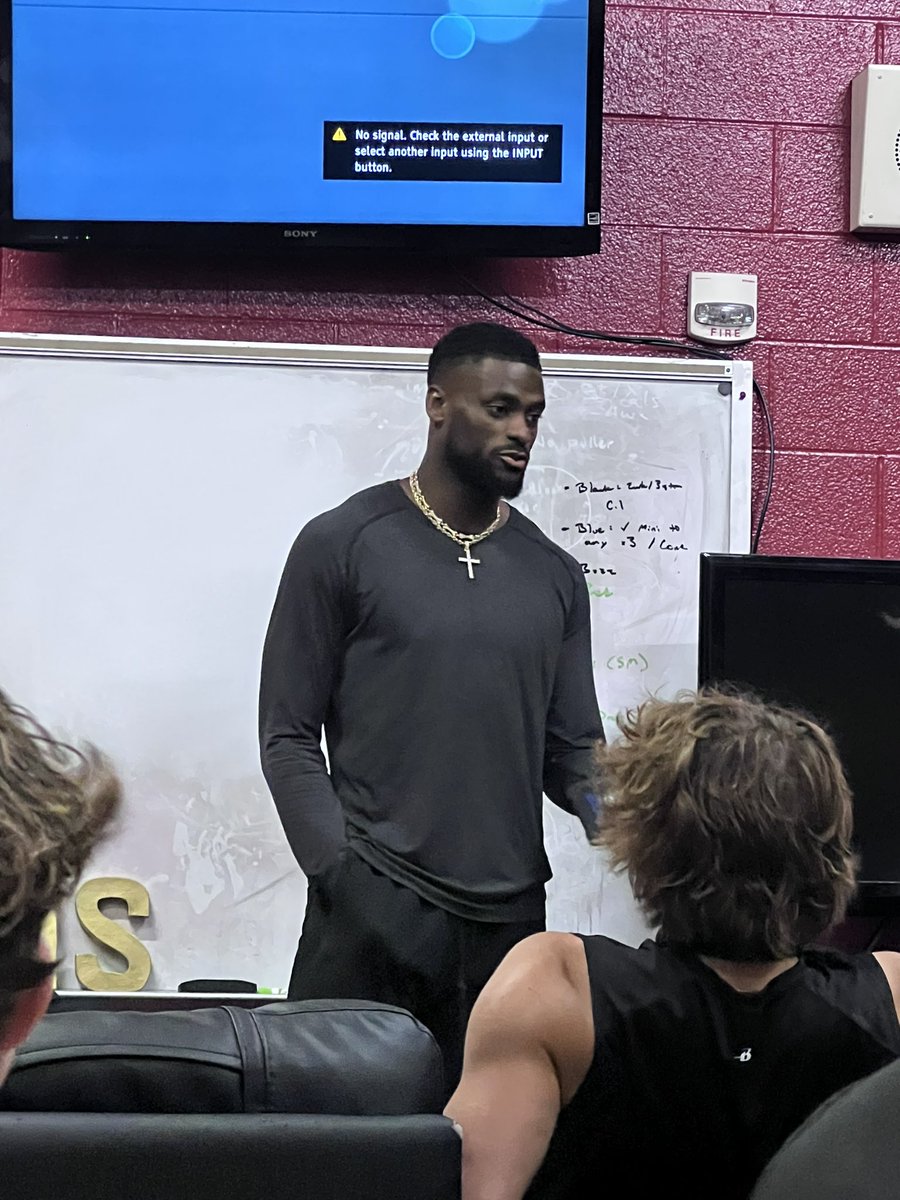 Always a Great Day when Alumni roll through to speak with the guys! <a href="/VanJefferson12/">Van Jefferson</a> spending time with the team this morning. #G2BARR