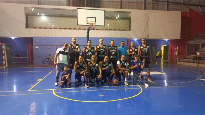 Hoy juega nuevamente el equipo de la capital del estado Cojedes <a href="/alexandermirele/">ALEXANDER MIRELES</a> <a href="/Alc_SanCarlos/">Alcaldía de San Carlos</a> Old school a defender su primer lugar y favoritismo para quedarse con el campeon de la superliga de baloncesto máster de Tinaquillo <a href="/FERNANDO_FEO/">Fernando Feo Henriquez</a> <a href="/alcatinaquillo/">Alcaldía de Tinaquillo.</a> <a href="/raulcastellanos/">Raúl Castellanos Latouche.·.</a>