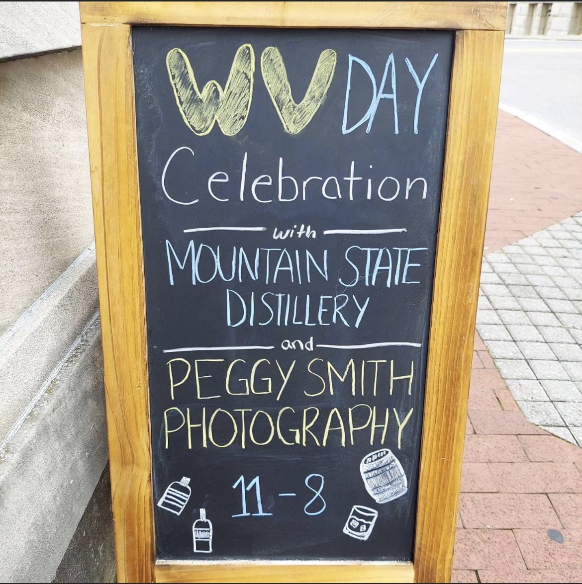 StateDistillery's tweet image. Come see us! #DrinkWV #WV #WestVirginia #CharlestonWV #CharlieWest 🎉🎉🎉🎉