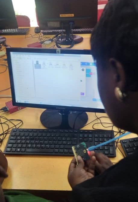 Pct_unplugged's tweet image. Grade 4 students creating the &quot;Step Counter&quot; Project using @microbit_edu, they were able to upload the instructions to the Microbit device. They also created a &quot;Shooting Apple&quot; game using @MSMakeCode. It was an exciting and fun class. #PhysicalComputing #Coding  #Microbit