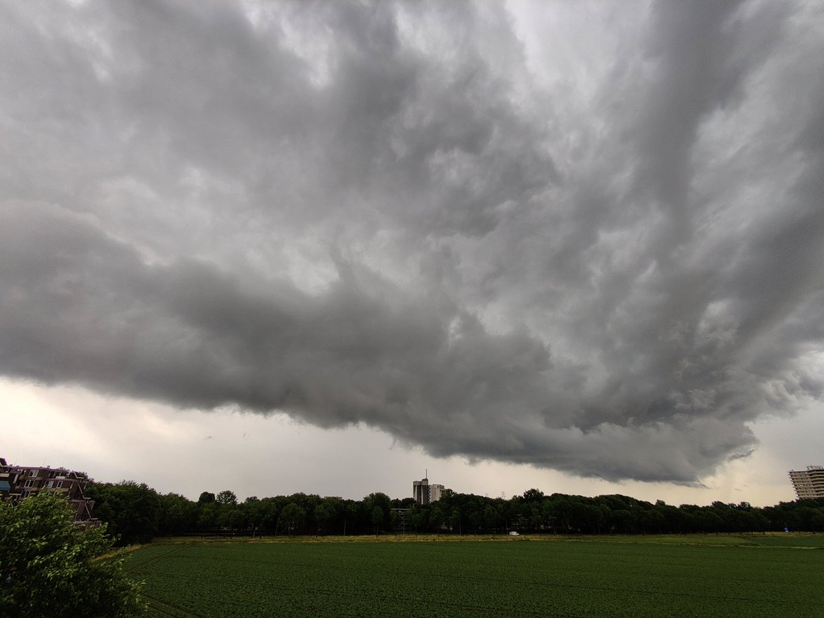 Schitterende buienluchten vanavond in Wageningen! <a href="/weermanrobert/">➡️ Robert de Vries</a> <a href="/Weerplaza/">Weerplaza.nl</a> <a href="/weeronline/">Weeronline</a> <a href="/helgavanleur/">Helga van Leur ☀</a> <a href="/mooieluchten/">mooieluchten</a>
