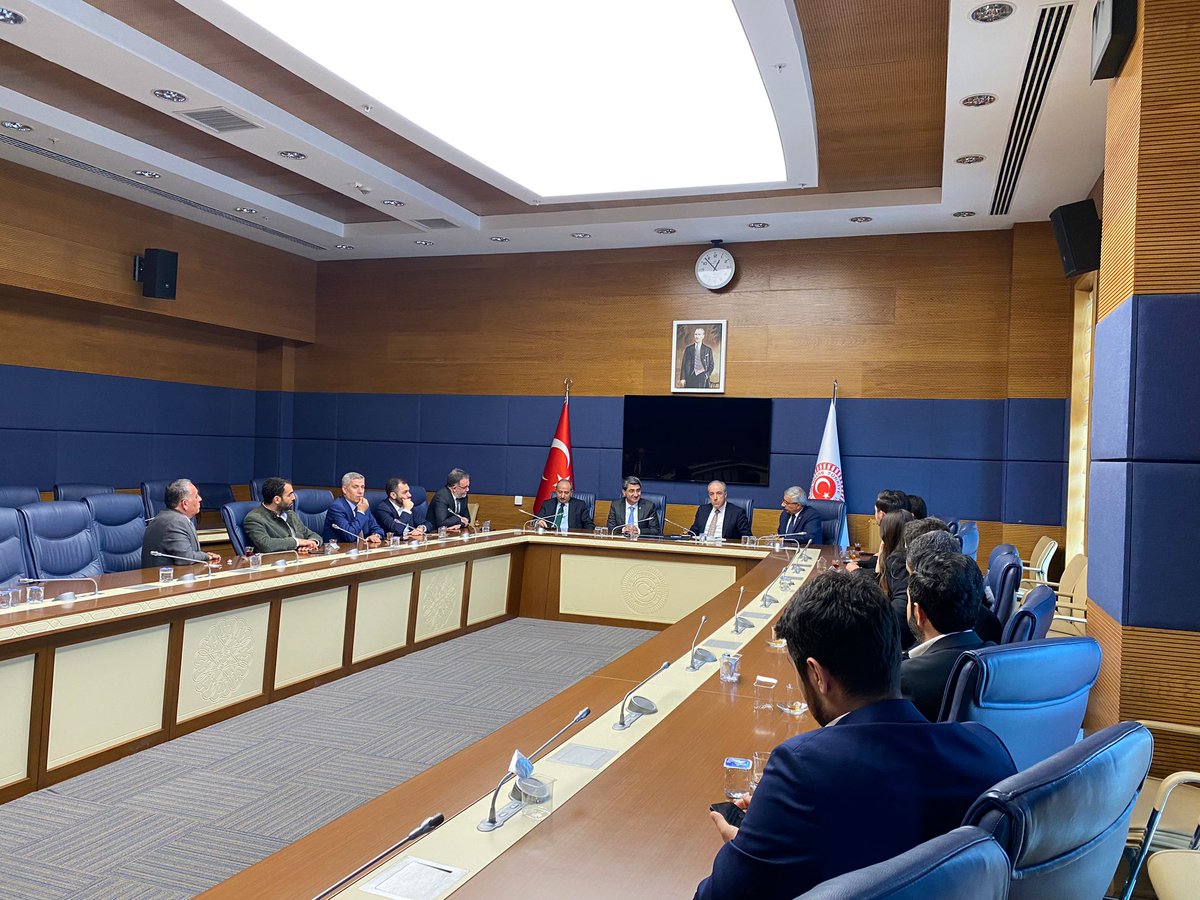 Mustafa Yeneroğlu (@myeneroglu) on Twitter photo Bugün Değerli Milletvekillerimiz <a href="/medeniylmz/">Dr. Medeni Yılmaz</a> ve <a href="/emin_ekmen/">Mehmet Emin Ekmen</a> ile birlikte partimizin Ankara İl Yönetim Kurulu üyelerinin bir bölümünü TBMM'de ağırladık.
Nazik ziyaretleri ve değerli sohbetleri için tüm ekip arkadaşlarımıza teşekkür ederim.
<a href="/yunkeles/">Yunus Keleş</a> Bugün Değerli Milletvekillerimiz <a href="/medeniylmz/">Dr. Medeni Yılmaz</a> ve <a href="/emin_ekmen/">Mehmet Emin Ekmen</a> ile birlikte partimizin Ankara İl Yönetim Kurulu üyelerinin bir bölümünü TBMM'de ağırladık.
Nazik ziyaretleri ve değerli sohbetleri için tüm ekip arkadaşlarımıza teşekkür ederim.
<a href="/yunkeles/">Yunus Keleş</a>