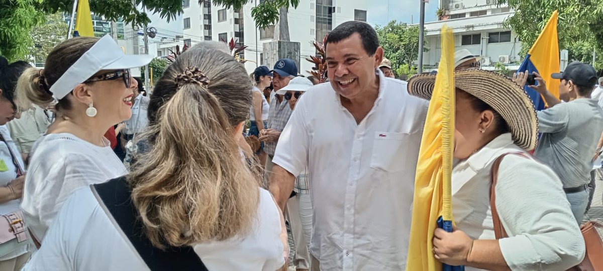 CiroDeLeonB's tweet photo. No hay prueba contundente sobre una supuesta corrupción de Gustavo Petro, eso todavía está por comprobarse, lo que sí es evidente es su poca capacidad para gobernar; me uno a la protesta de hoy, con respeto por las instituciones y procesos y con un enorme amor por mi patria. https://t.co/KPfQbr7EYp