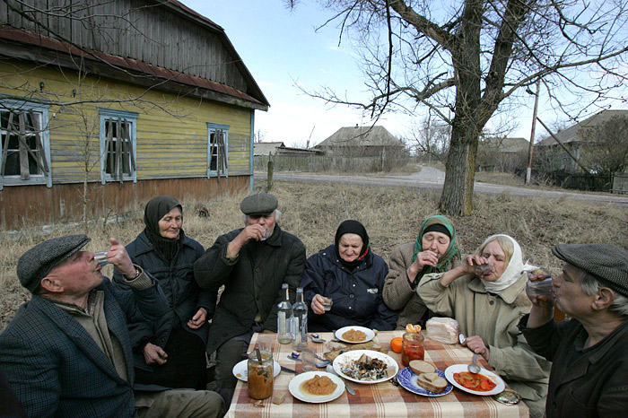 wesmir1's tweet photo. Искал исходник мема "Залупа Иваныча", а нашел грустное. На фото праздник Благовещение в деревне Тульговичи, расположенной в 30-километровой зоне отчуждения вокруг Чернобыльской АЭС, Гомельская область, (370 км от Минска), 7 апреля 2007 года. Фото: Виктор Драчёв https://t.co/M5IIksptVl