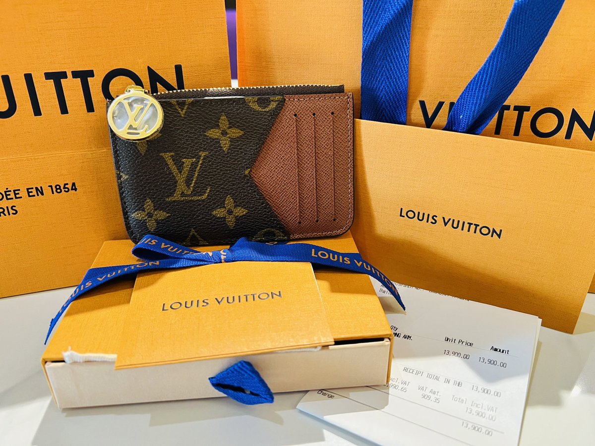 1A_Mayleficent's tweet photo. พวกเรา !! มาพาน้องแบมและ LV ขึ้นที่ 1 เทรนโลก และ 2M ทวิตกันค่ะ 🔥

แจก LV Card Holder With Coin Zip กดใจ กดรี หรือโควท ติดแท๊ก (แท๊กเดียวก่อนน๊า) 👇

BAMBAM LV MEN SS24
#BamBamxLouisVuitton

สุ่ม ผชด พรุ่งนี้ค่ำ ๆ ค่ะ https://t.co/Bn0GkdGI5Y