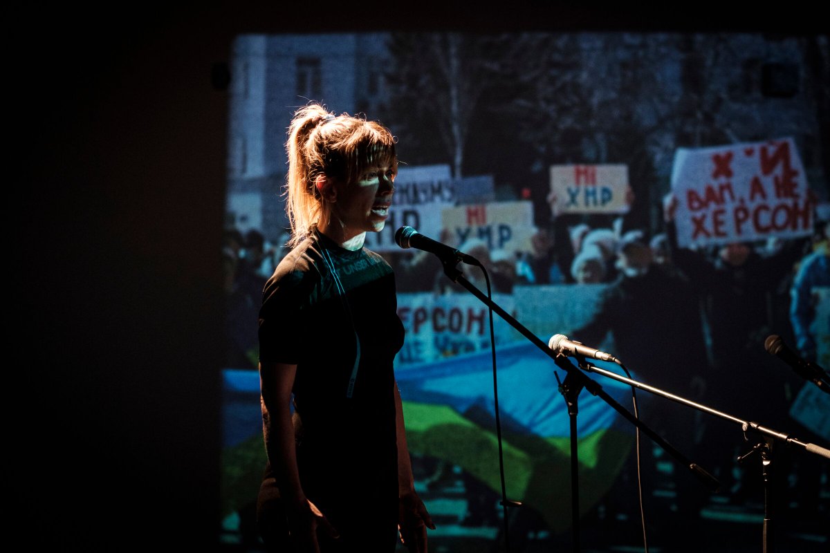 In „Putinprozess“ untersucht der Theaterregisseur Andriy May den Einfluss eines modernen totalitären Systems auf jeden von uns — ganz gleich welcher Herkunft. So 02.07. 20:00 Uhr Infos & Tickets: hellerau.org/putinprozess #HELLERAU #Nebenan #Поруч #Festival #Ukraine #Theater