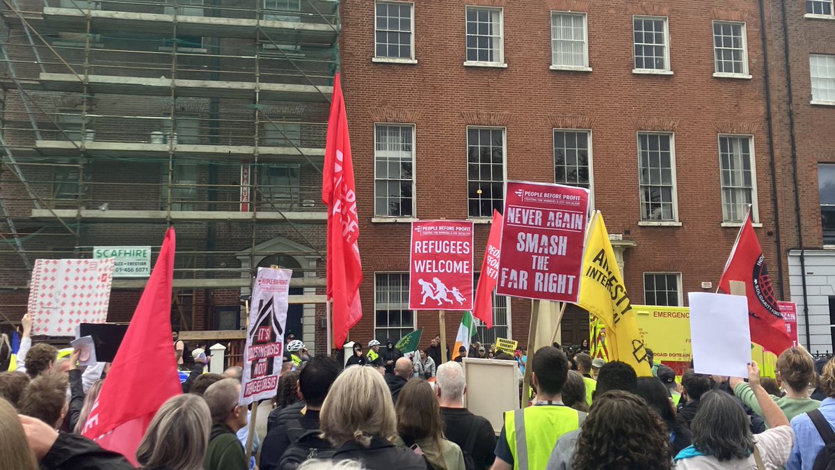 At the @LeCheileDND rally for World Refugee Day. A big crowd saying refugees are welcome here, even with a few far right pretending they can divide us. They will not succeed - The government must do such much more to welcome refugees and stop the death of so many travelling!