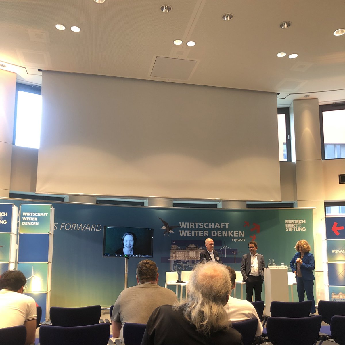 Berlinus030's tweet photo. Interessante Debatten beim Tag der progressiven Wirtschaftspolitik. #tpw23 @FESonline
Degrowth/Green Growth,
Globale Abhängigkeiten/Gerechtigkeit & spannende Keynote von @AchimTruger + Diskussion mit @jujizel @CarlMuehlbach https://t.co/Qk9Zls8Z6r