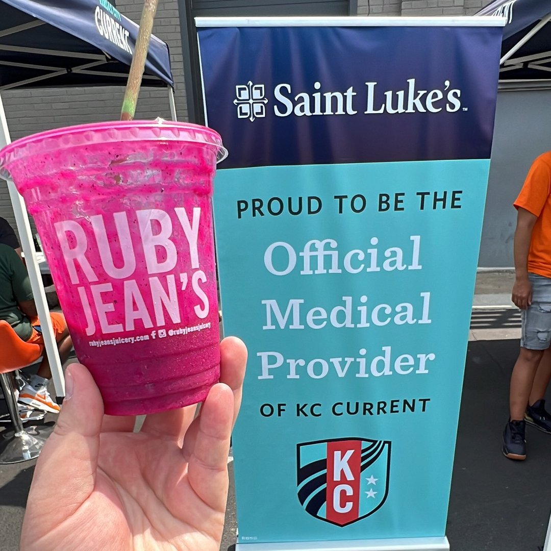 saintlukeskc's tweet image. We had a wonderful day hosting the Heart Health Party with @thekccurrent at @RubyJeansJuice! The community came out to meet KC Current players AD Franch and Croix Soto, and everyone enjoyed delicious smoothies in the spirit of fostering good health. 🍇 🍒 🍊 #KCBABY