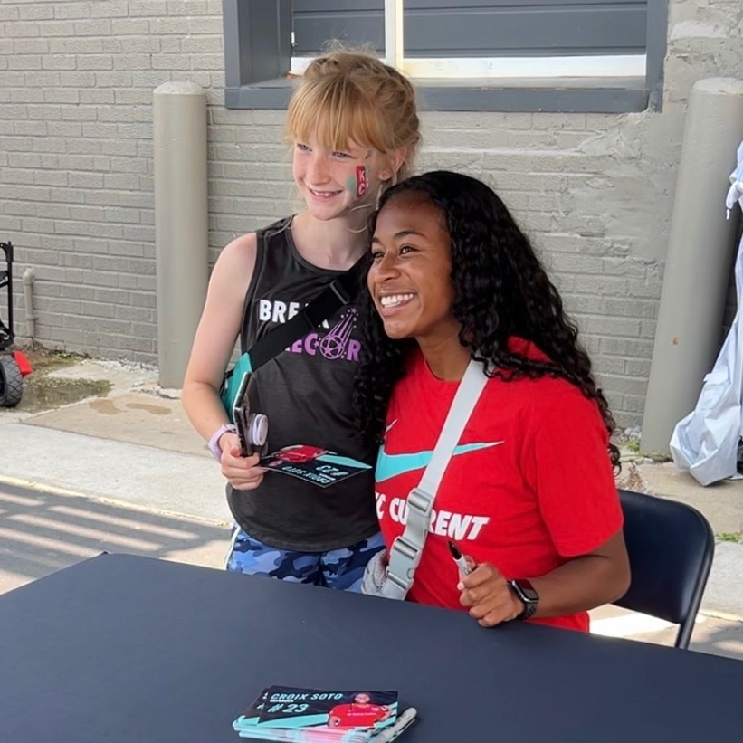 saintlukeskc's tweet image. We had a wonderful day hosting the Heart Health Party with @thekccurrent at @RubyJeansJuice! The community came out to meet KC Current players AD Franch and Croix Soto, and everyone enjoyed delicious smoothies in the spirit of fostering good health. 🍇 🍒 🍊 #KCBABY