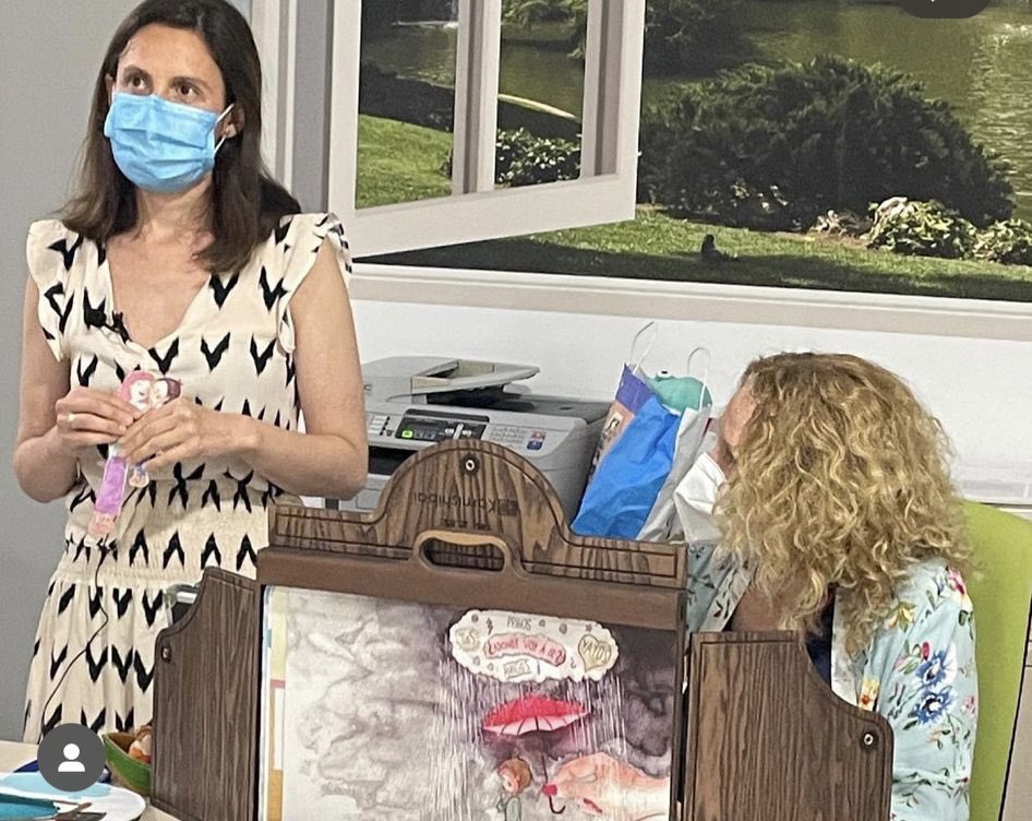 El cuento de la “La isla de puré de caramelo” visitó el otro día el Hospital Niño Jesús. 

Muchísimas gracias a todas las personas del hospital y a nuestros compañeros de la Biblioteca Eugenio Trías y Javier por hacernos partícipes “Lectura que da vida, suma y sigue”.