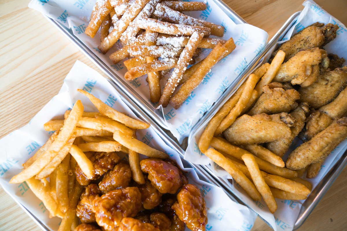 WingZone's tweet image. Heat up your summer with Wing Zone's sizzling American Summer Classic Deal! 🔥 Enjoy 10 boneless wings, 15 original wings, large fries and funnel cake fries for $27.99!

Order Here: wingzone.info/WZOrder