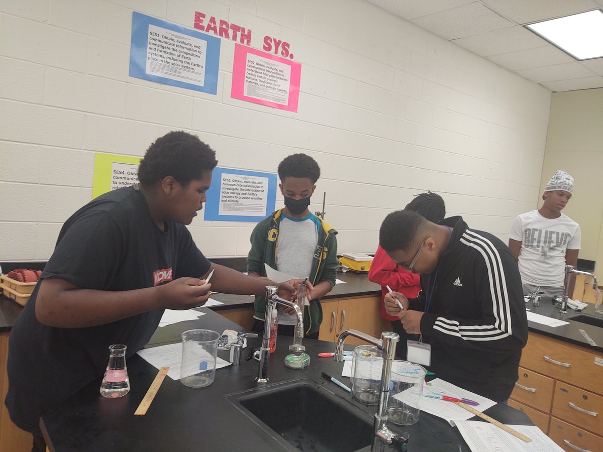 CharlenaRaines's tweet photo. week 3, day 1 group 1. paper chromatagraphy.    #HCSSummerScienceAcademy, #YouBelongInHenry, #HenryDiscovers, #ScienceInHenry https://t.co/3XcBgniQNC