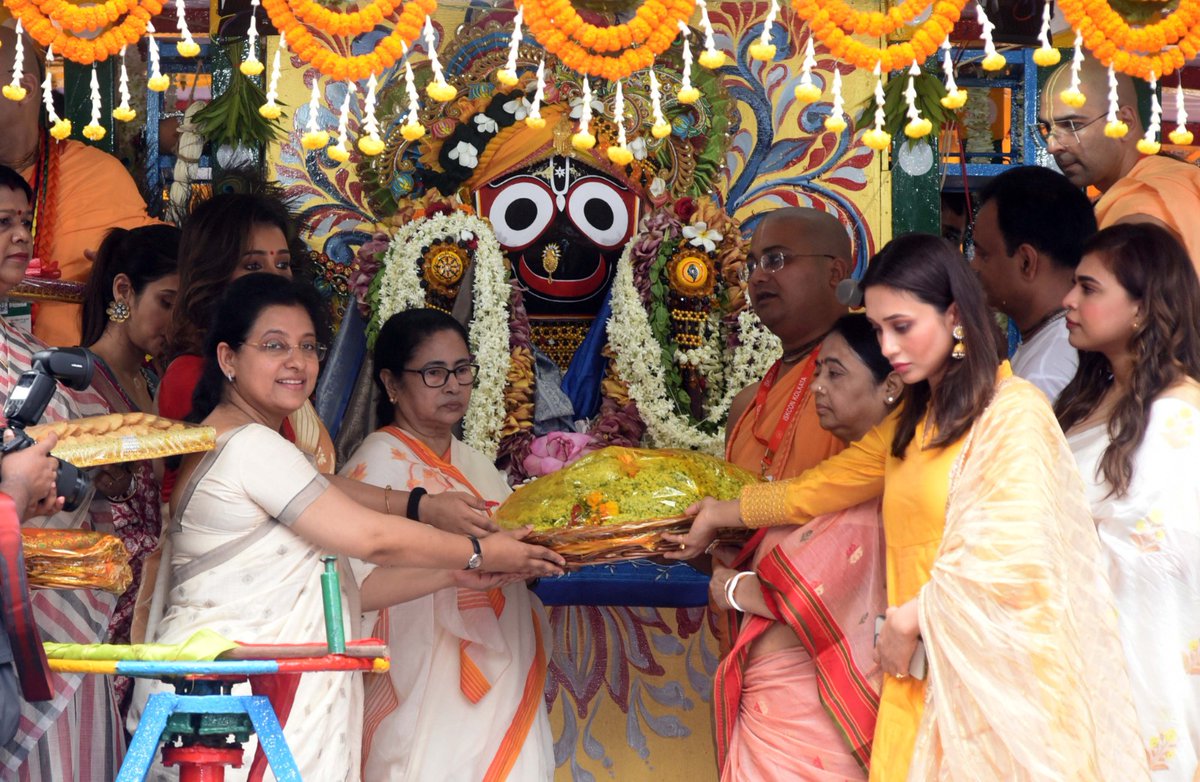 MimiCFanForever's tweet photo. আজ ISKCON মন্দিরে সিএম মমতা ব্যানার্জি-র সাথে রথযাত্রাতে মিমি চক্রবর্তী | 

এই রথযাত্রার সাথে আপনাদের সকল যাত্রাও শুভ হোক এই কামনাই করি | 

শুভঃ রথ যাত্রা | 🙏

@mimichakraborty di with @MamataOfficial https://t.co/1VAXm5PMBS