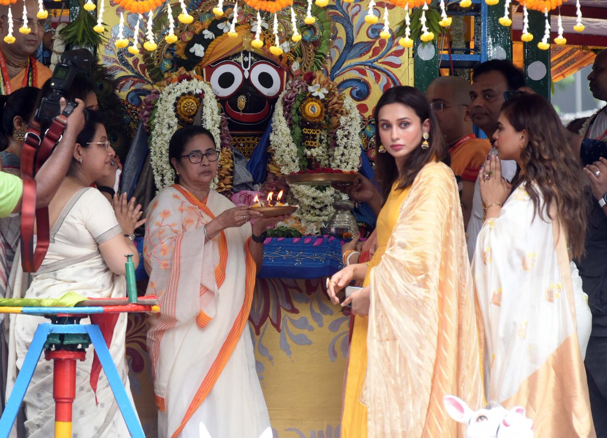 MimiCFanForever's tweet photo. আজ ISKCON মন্দিরে সিএম মমতা ব্যানার্জি-র সাথে রথযাত্রাতে মিমি চক্রবর্তী | 

এই রথযাত্রার সাথে আপনাদের সকল যাত্রাও শুভ হোক এই কামনাই করি | 

শুভঃ রথ যাত্রা | 🙏

@mimichakraborty di with @MamataOfficial https://t.co/1VAXm5PMBS