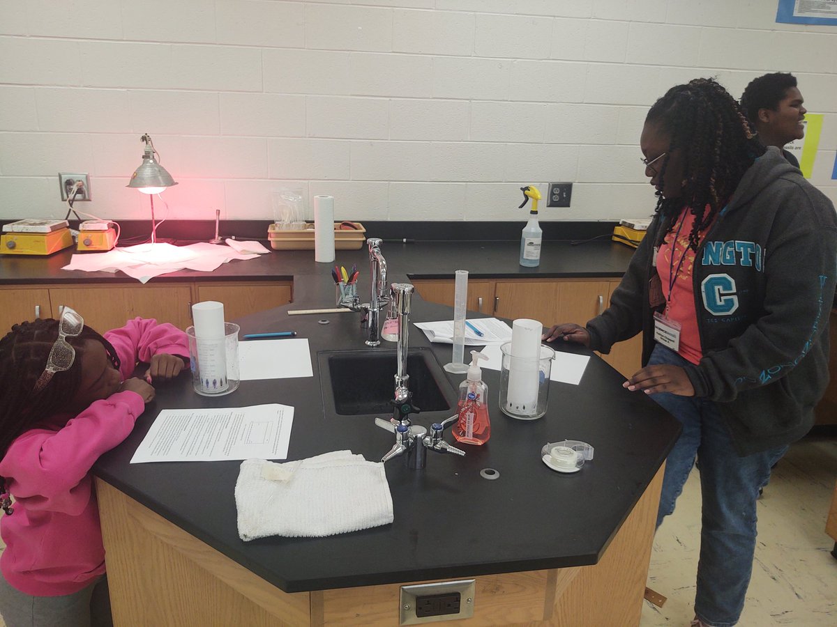 CharlenaRaines's tweet photo. week 3, day 1 group 1. paper chromatagraphy.    #HCSSummerScienceAcademy, #YouBelongInHenry, #HenryDiscovers, #ScienceInHenry https://t.co/3XcBgniQNC