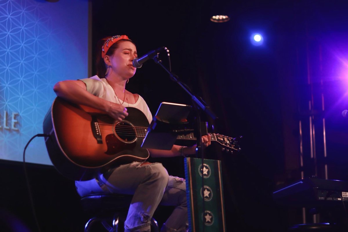 Check out photos from #BackstageNashville with @skipewing, @BriceLongSongs, #JesseLee, #AbbyAnderson, and @gloriaandersonm at Facebook.com/BackstageNashv…! #MusicCity #NashvilleLove @devonoday @3rdandLindsley