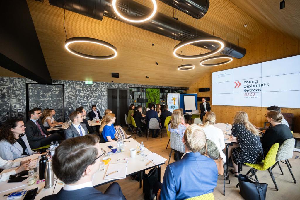 Beim #YoungDiplomatsRetreat standen zwei Tage lang #Diplomatie, #Außenpolitik &amp; #Vernetzung auf dem Programm.💬

Als Augen &amp; Ohren in der Welt stehen die Jungdiplomat:innen des #TeamBMEIA jederzeit für Hilfe im Ausland und als Unterstützung für österreichische Betriebe bereit.🗺️