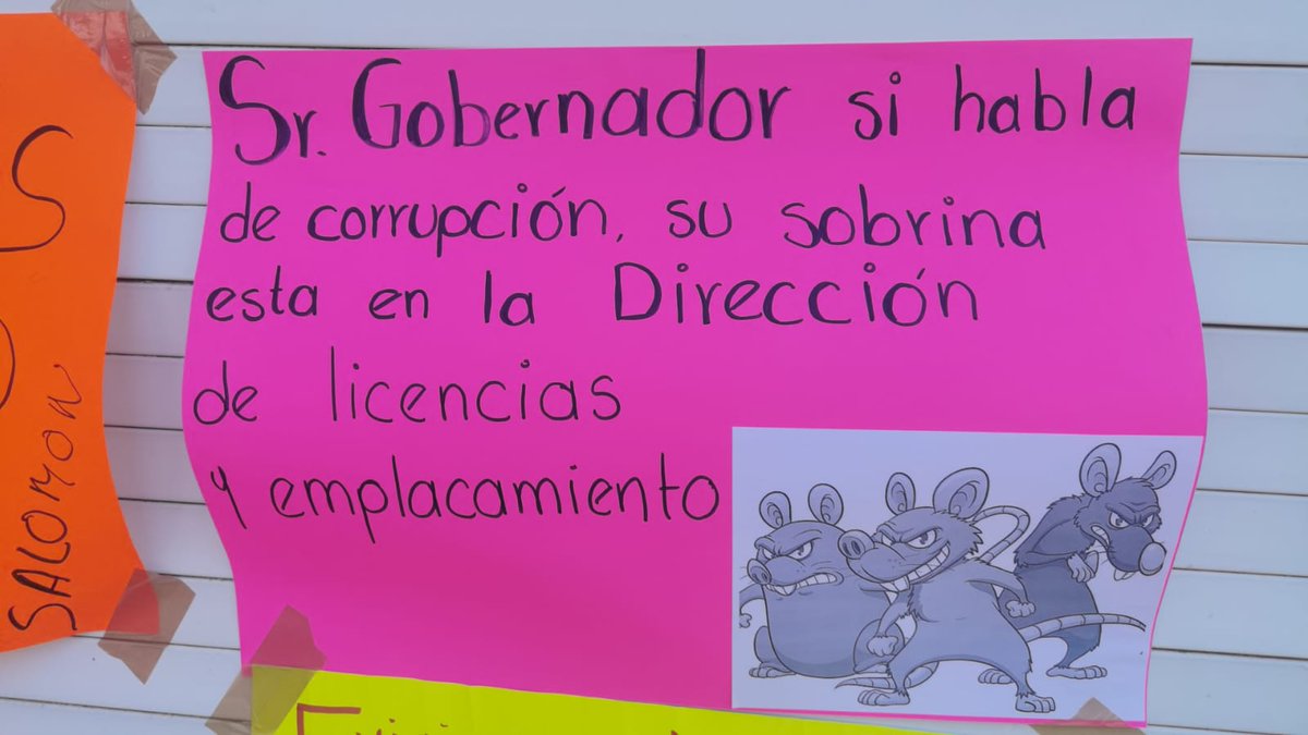 #AlMomento || Trabajadores de base de la @SEMOVI_GobOax exigen respeto al gobernador @salomonj luego de que ayer lunes los tachara de #Corruptos.
#Oaxaca #protestas #TwitterOax