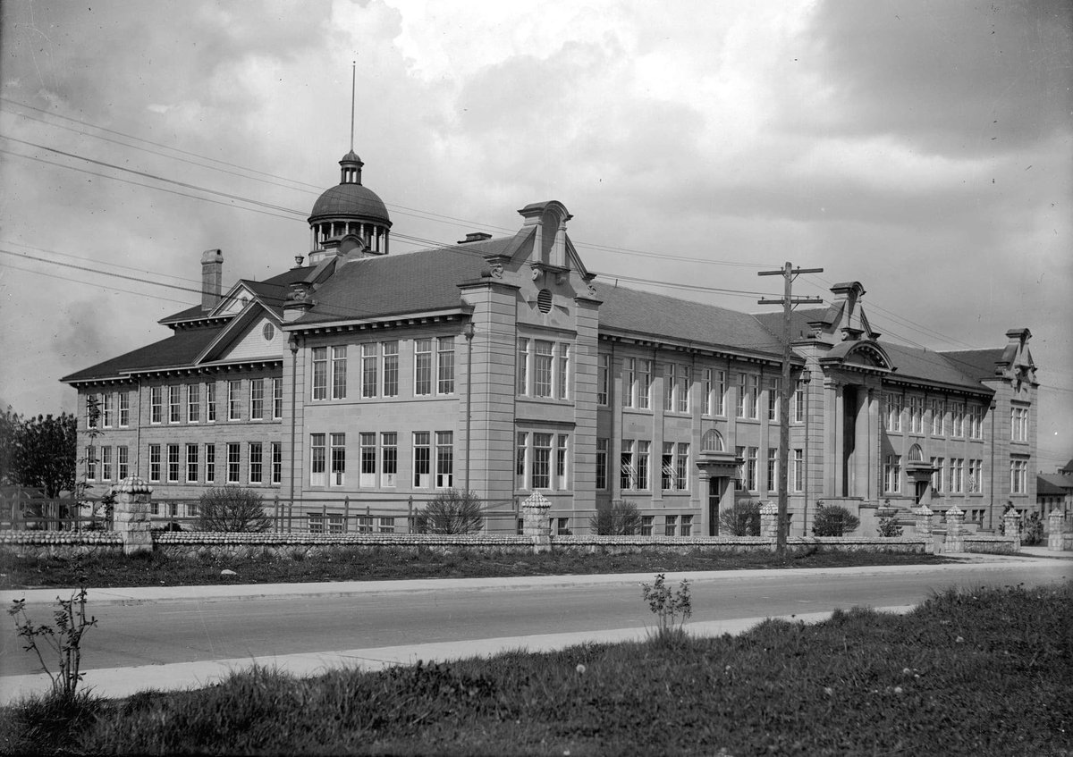 evelazarus's tweet photo. 50 YEARS AGO: On June 19, 1973, fire broke out at the old King Edward High School at West 12th and Oak. The building was destroyed, but remnants remain on the site, now part of @VGHfdn photo: @vsb39 https://t.co/8DzIN33bXs #everyplacehasastory #vancouverexposed #missingheritage https://t.co/Bvrels5lxj