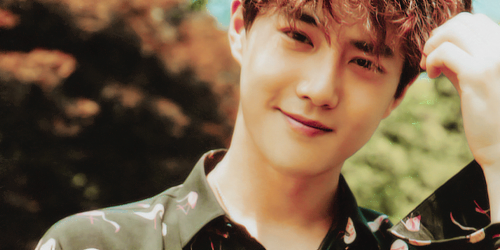 exoclubinho's tweet photo. [#EXOClubinho - #PLOT83]
Junmyeon é um jovem talentoso e bem-sucedido, mas sente-se insatisfeito com sua vida. Devido a isso, ele decide embarcar em uma jornada de auto descoberta, deixando toda a sua vida para trás e se tornando um mochileiro.  Durante sua viagem, Junmyeon + https://t.co/6NOs4RxeRY