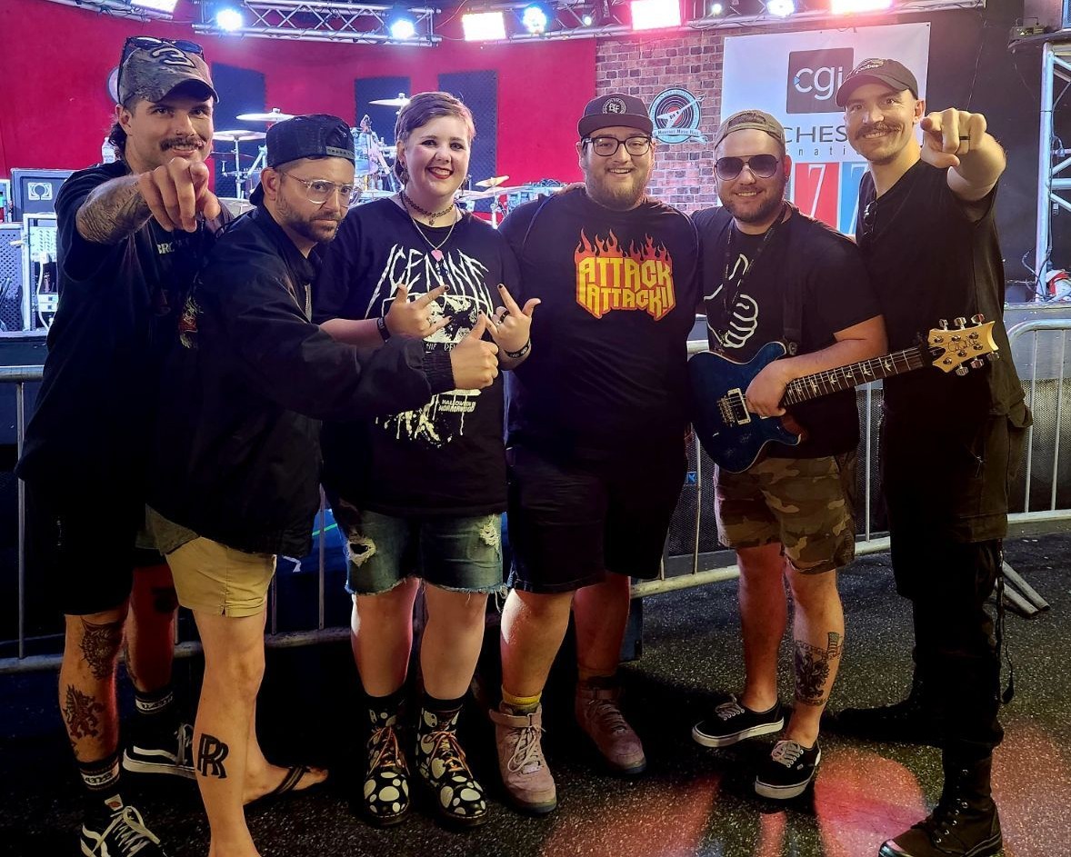 Fox12King's tweet photo. Me and my boyfriend saw @AttackAttackUS on Saturday night! My first metal show and I loved it so much 💖🦀 https://t.co/diIHTTtlmk