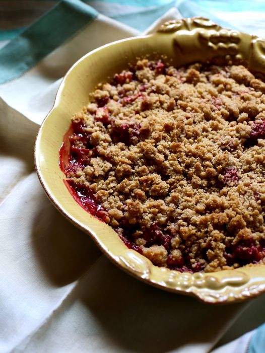 What's warm and wonderful with rhubarb, fresh raspberries and a crispy topping (no oats!) Recipe 📷📷📷 studiodelicious.com/raspberry-rhub…