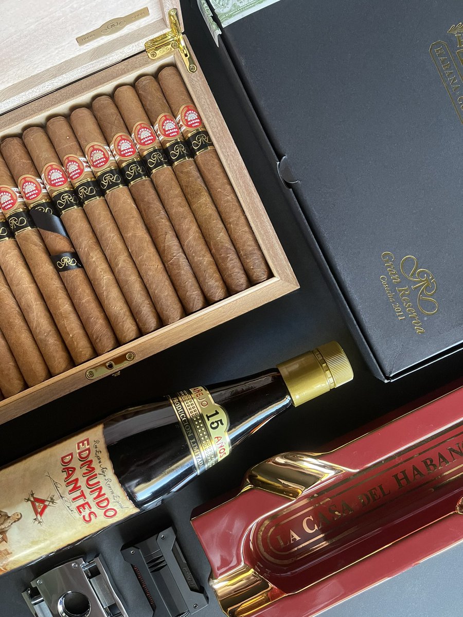 allthingscigars's tweet photo. This is one hell of a beautiful setup and a hell of a beautiful cigar box, don’t you think? What’s your favorite Gran Reserva ever? 🤔🤔🤔 https://t.co/EGikogdWSR