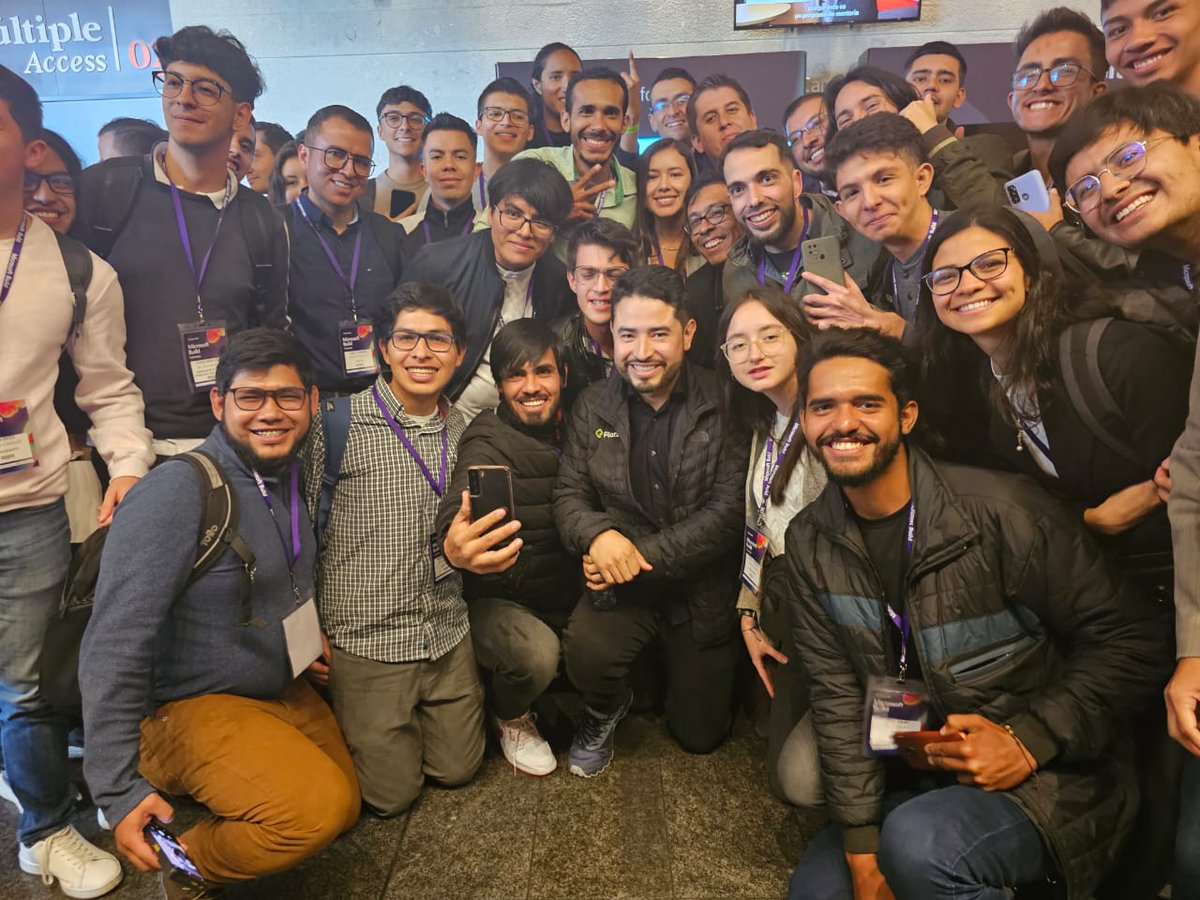 Aprendiendo en el #Microsoftbuild #Microsoft365 #microsoftbuilcolombia2023 con <a href="/freddier/">Freddy Vega</a> <a href="/platzi/">Platzi</a> <a href="/PlatziTeam/">Platzi</a>. Interesante todo esto que se viene con Inteligencia Artificial.