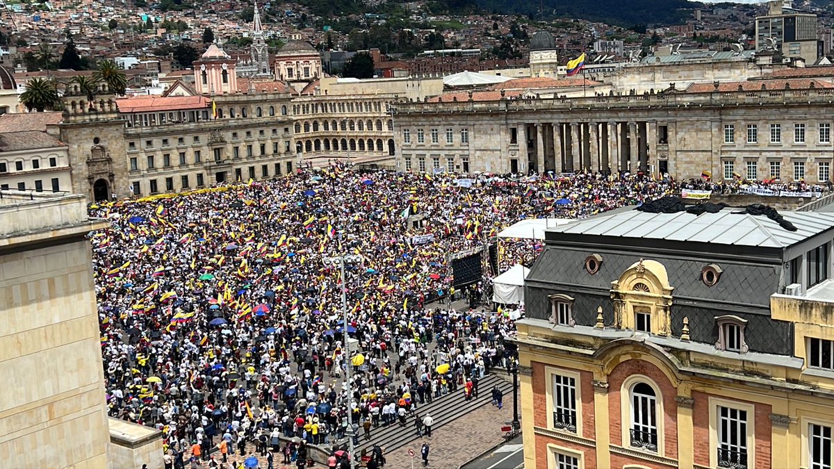 NoticiasCaracol's tweet image. Así se ve a las 12:14 p.m. la Plaza de Bolívar, en Bogotá, con los manifestantes que se suman para marchar en contra del gobierno Petro. 

Siga el minuto a minuto aquí 👉 bityl.co/JNEi
