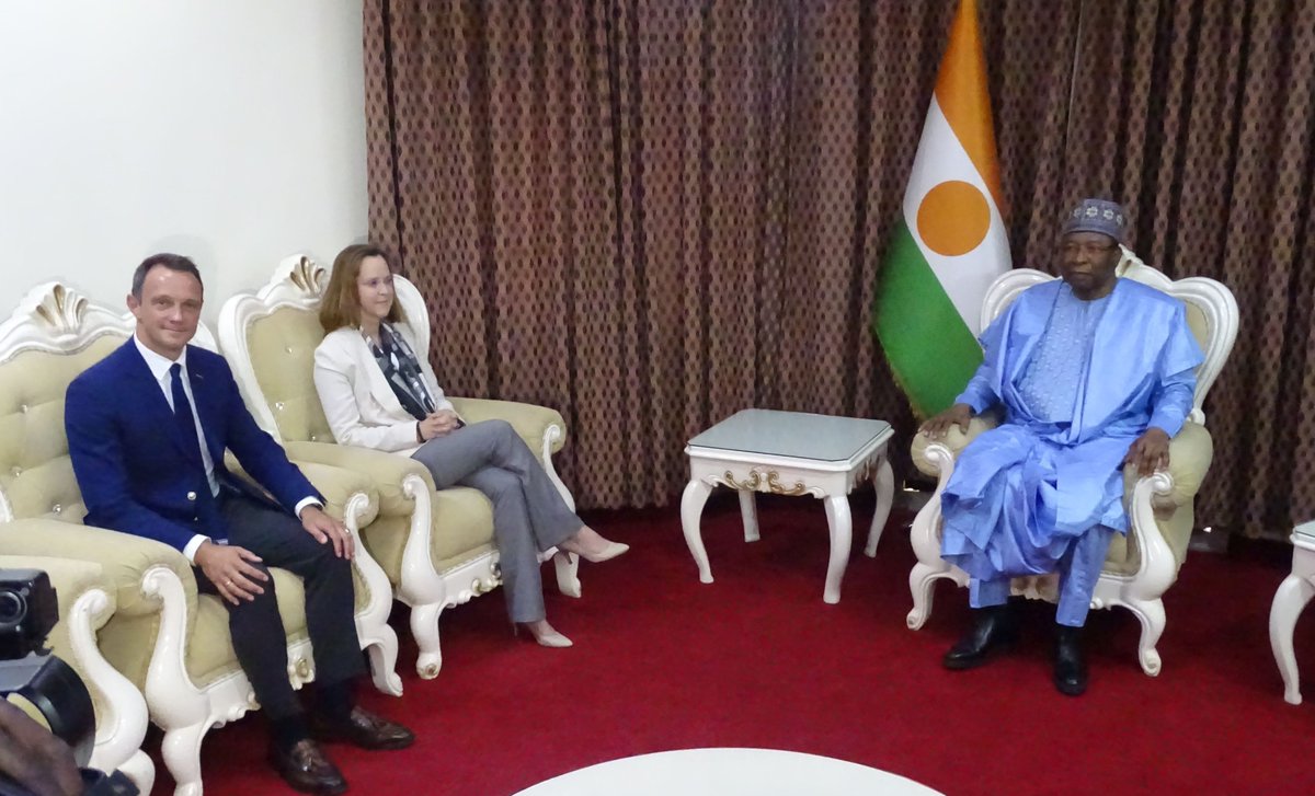 🇳🇪 🤝🏼🇪🇺Arrivée officielle : le Premier ministre nigérien reçoit la Cheffe de Mission d'EUCAP Sahel Niger, Mme Katja Dominik

Lire pus : is.gd/Rmkmcy

#Niger #Unioneuropéenne @EucapSahelNiger <a href="/dueniger/">UE au Niger</a>