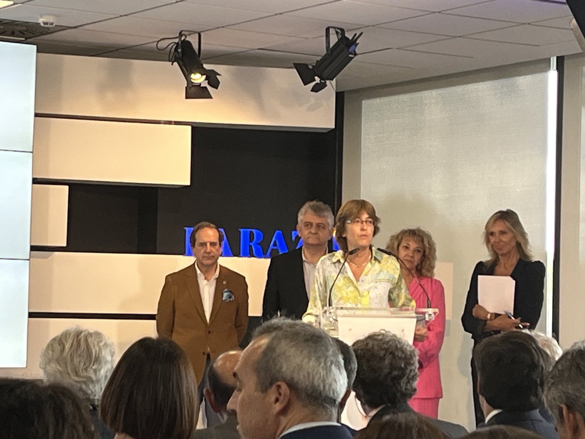 Me encanta la sencillez, la humildad y la cercanía de la directora gerente del Hospital Doce de Octubre, que ha querido que su equipo directivo recogiera el Premio Especial de los #PremiosATuSalud de ⁦<a href="/larazon_es/">La Razón</a>⁩ 
en su 50 aniversario 👏👏👏👏