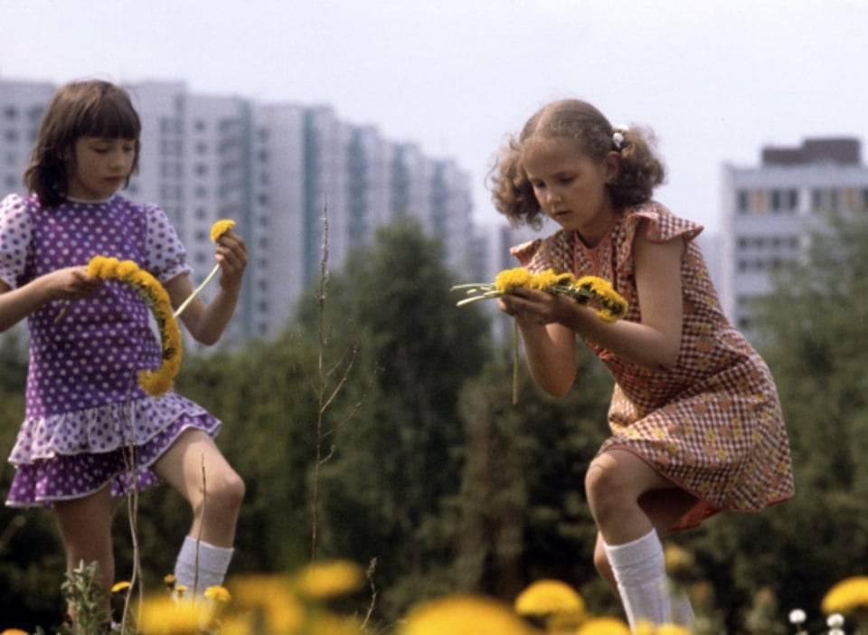 🌼 Венки из одуванчиков. Ясенево, 1981 год
Фото: t.me/old_Moscow