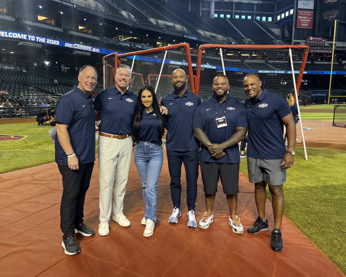 SieraSantos's tweet photo. Oh, just a few legends… and me.

@MLBNetwork | #MLBDraftCombine https://t.co/G6bUT0sRK4