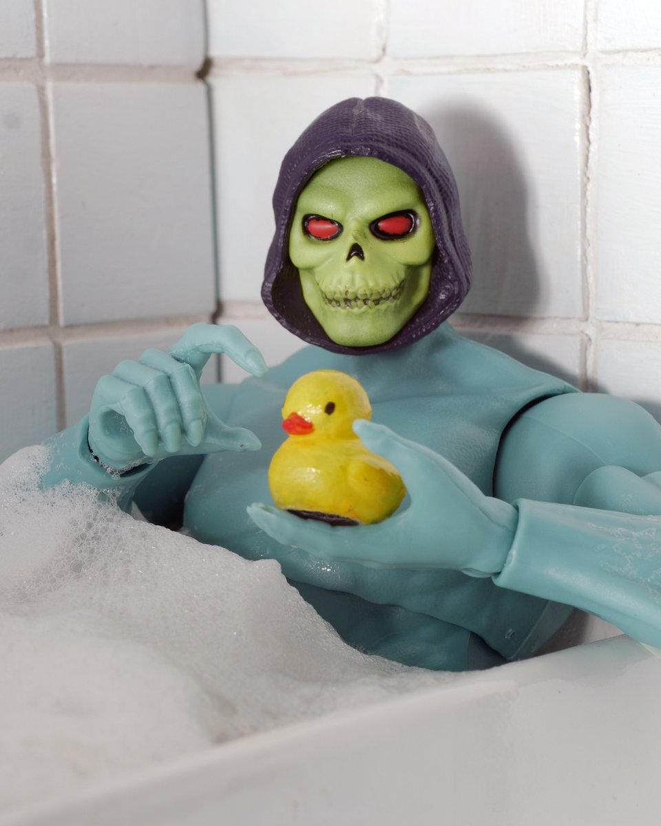 Here's another close-up of Skeletor in the bathtub.